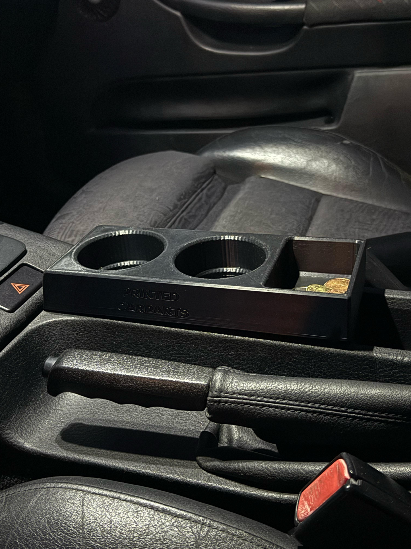 Getränkehalter für BMW E36 – Passgenau für alle Dosenformate, mit Zusatzfach