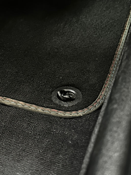 BMW E36 Fußmattenclips aus dem Innenraum-Set
